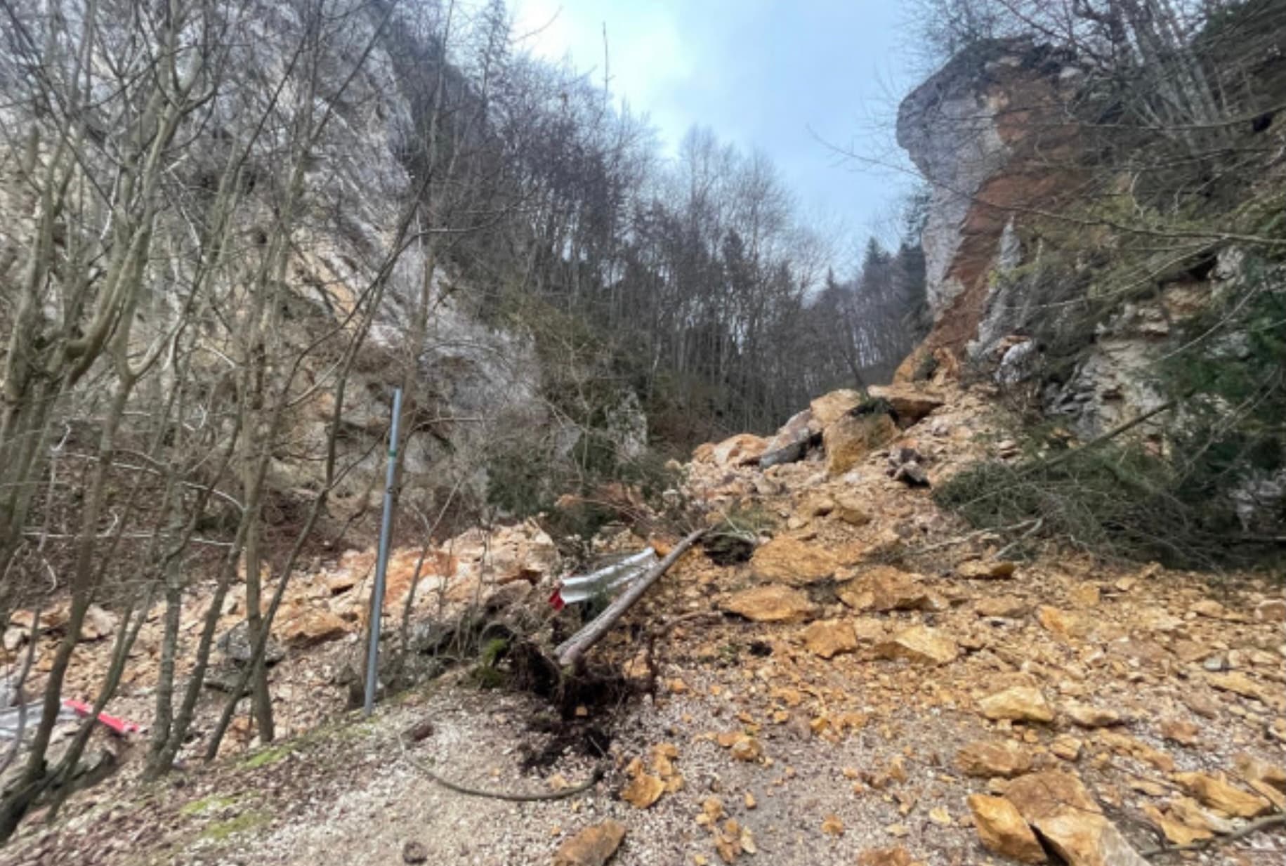 Pietrele lui Solomon din Brașov au luat-o la vale / Zona devine tot mai instabilă și s-a produs o nouă alunecare de teren / Accesul a fost restricţionat
