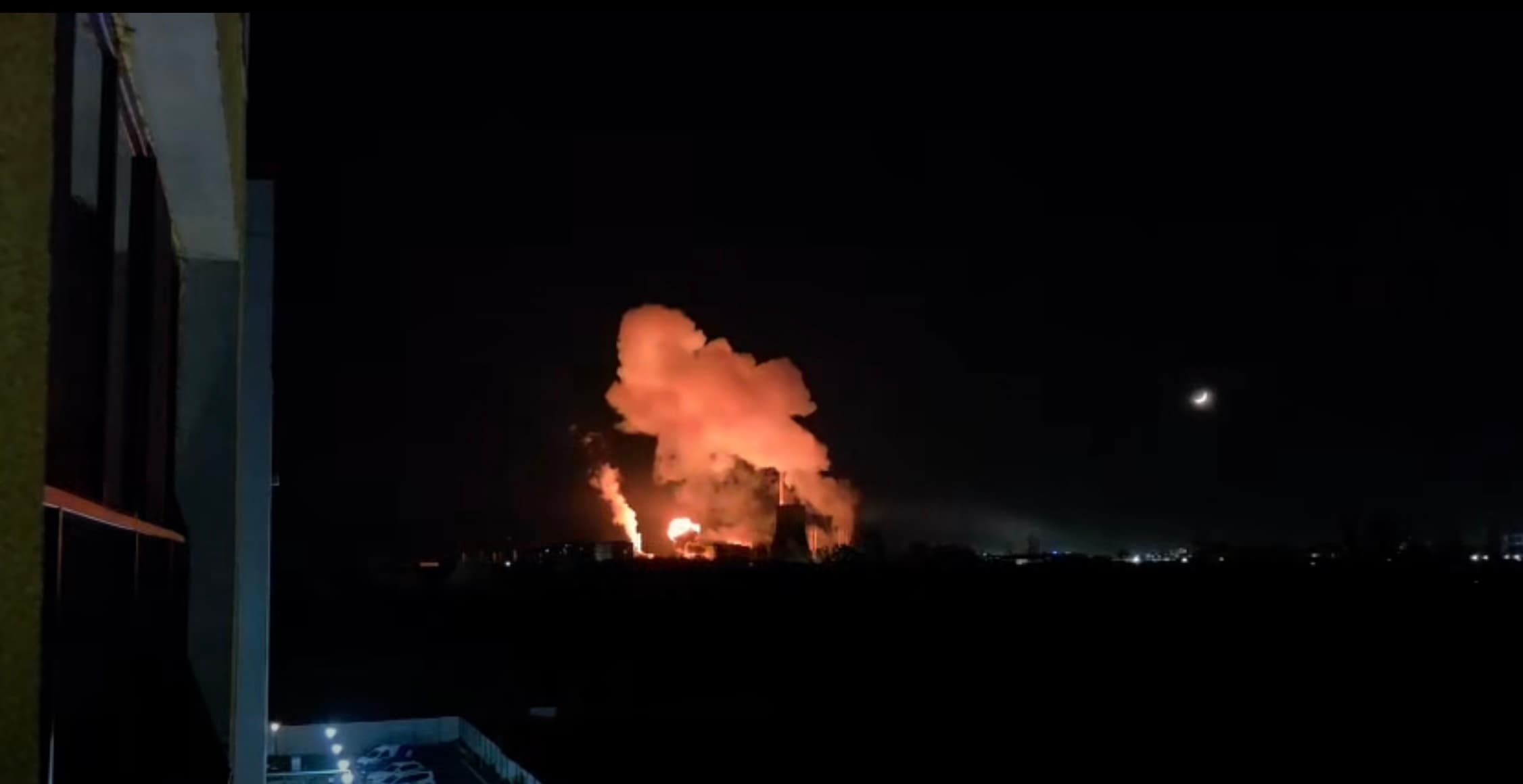 Incendiu la mai multe standuri dintr-o piaţă en-gros de fructe şi legume din Piteşti