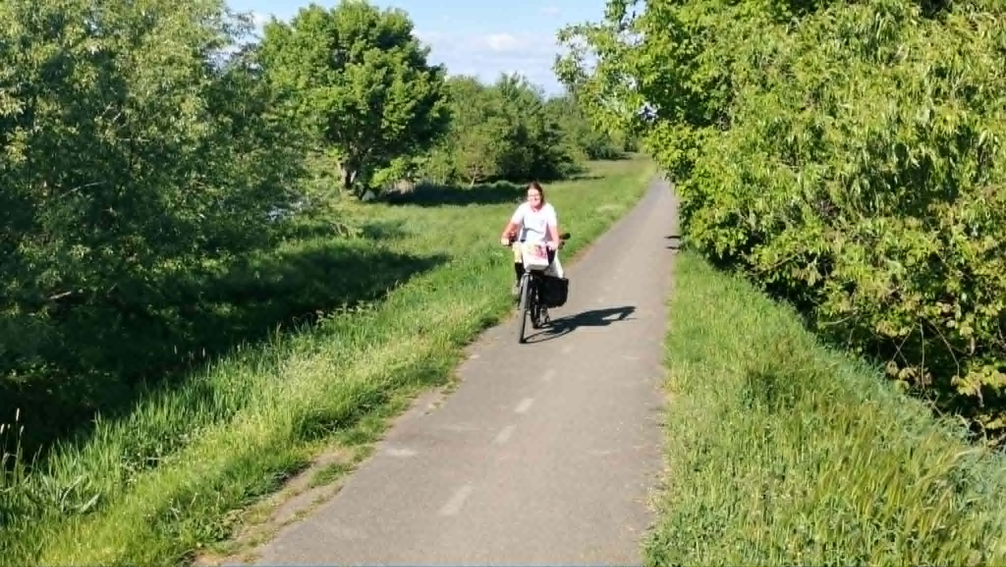 FOTO & VIDEO | O elevă de 15 ani din Serbia a ajuns în „pelerinaj” cu bicicleta la Timișoara. Pedalează sute de kilometri pentru a strânge fonduri pentru un copil aflat în dificultate