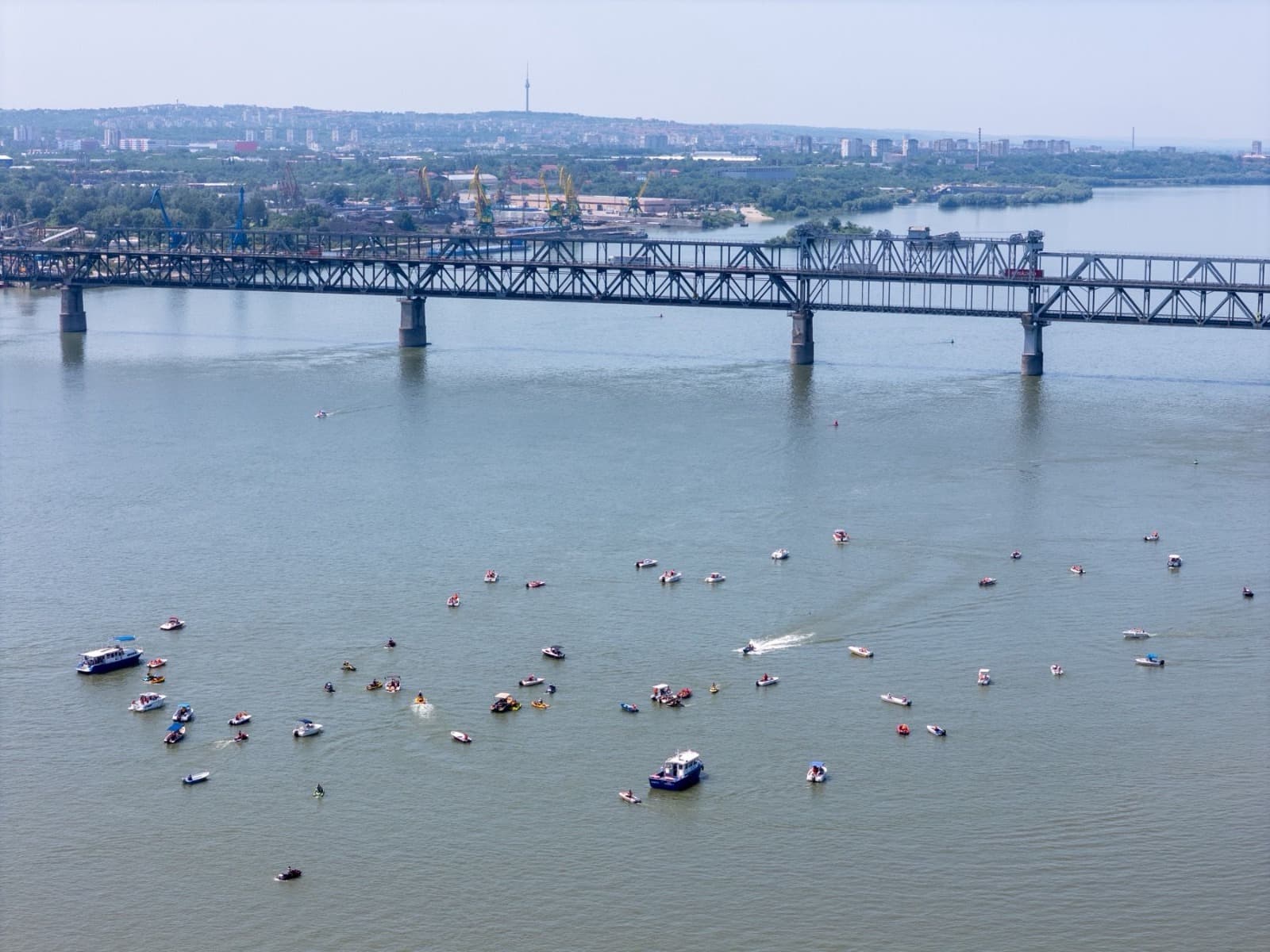 FOTO VIDEO: Peste 200 de ambarcațiuni participă la „Parada Dunării – Două steaguri, un fluviu”, unul dintre cele mai spectaculoase evenimente transfrontaliere / Primul show aviatic pe Dunăre din România și Bulgaria