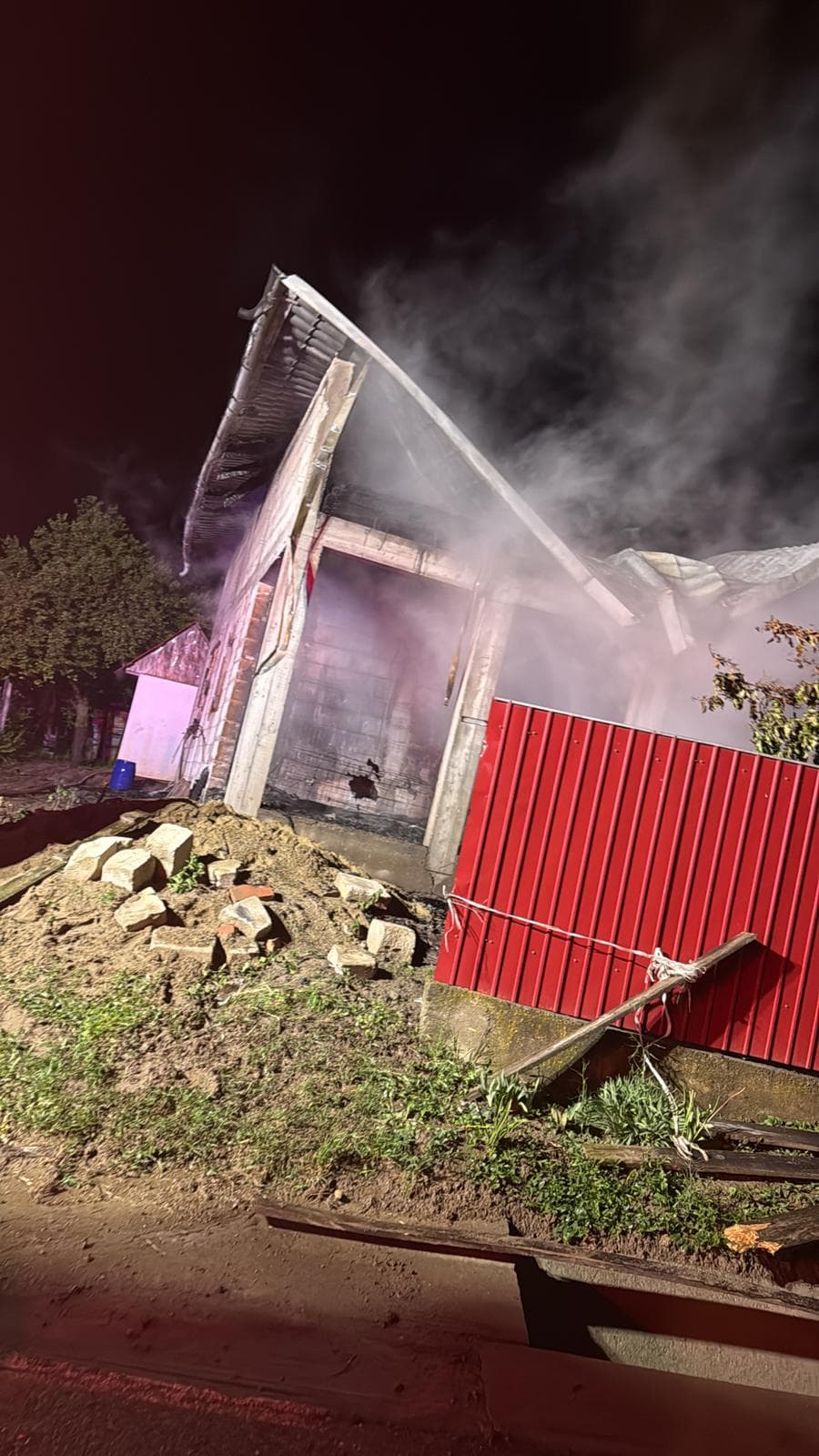 FOTO VIDEO O casă a ars în Galați după ce a fost lovită de un fulger / Au ars acoperișul și bunurile aflate în interior