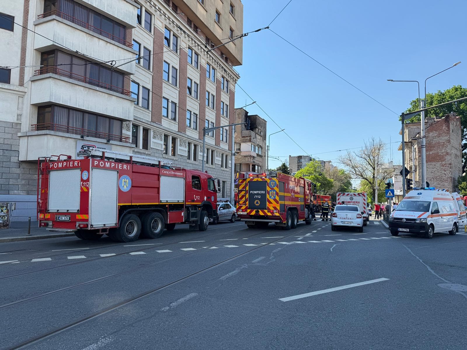 FOTO VIDEO: Incendiu într-un apartament din București / O persoană a suferit arsuri, iar alte trei primesc ajutor medical la fața locului