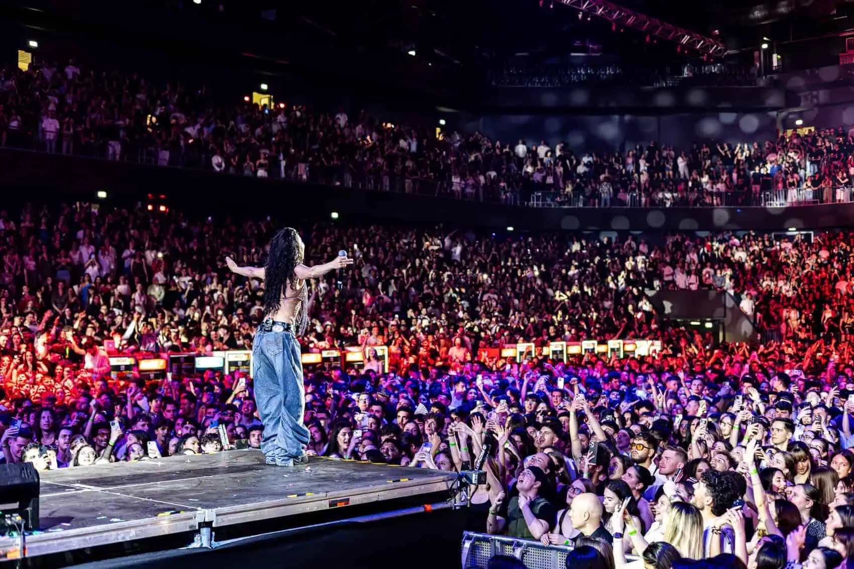 VIDEO INNA a filmat la Cluj un videoclip cu 10.000 de oameni / Fanii din BT Arena vor apărea în noul clip al artistei, Ya Tabtab