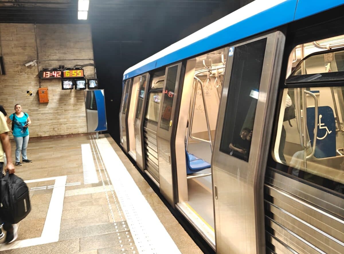 S-a reluat circulația metroului pe Magistrala 1 / Stația de metrou Piața Victoriei 2 rămâne închisă