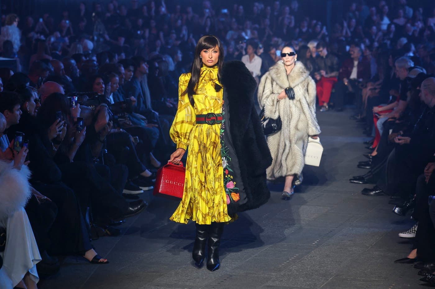 Gucci Cruise 2027: Demna Gvasalia ocupă Times Square cu GucciCore, costume satinate și rochii cu pene