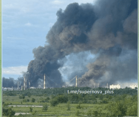 Rafinăria de petrol din Saratov, din Rusia, în flăcări după un atac cu drone