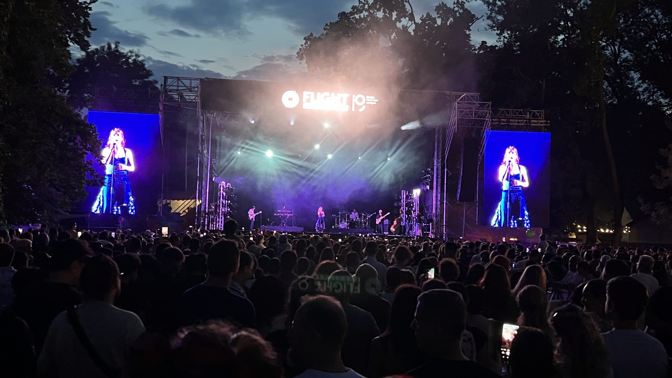 VIDEO Zaz a făcut spectacol la Flight Festival. Diseară urcă pe scenă Tinie Tempah. Aproape 40.000 de oameni au trecut deja pragul evenimentului