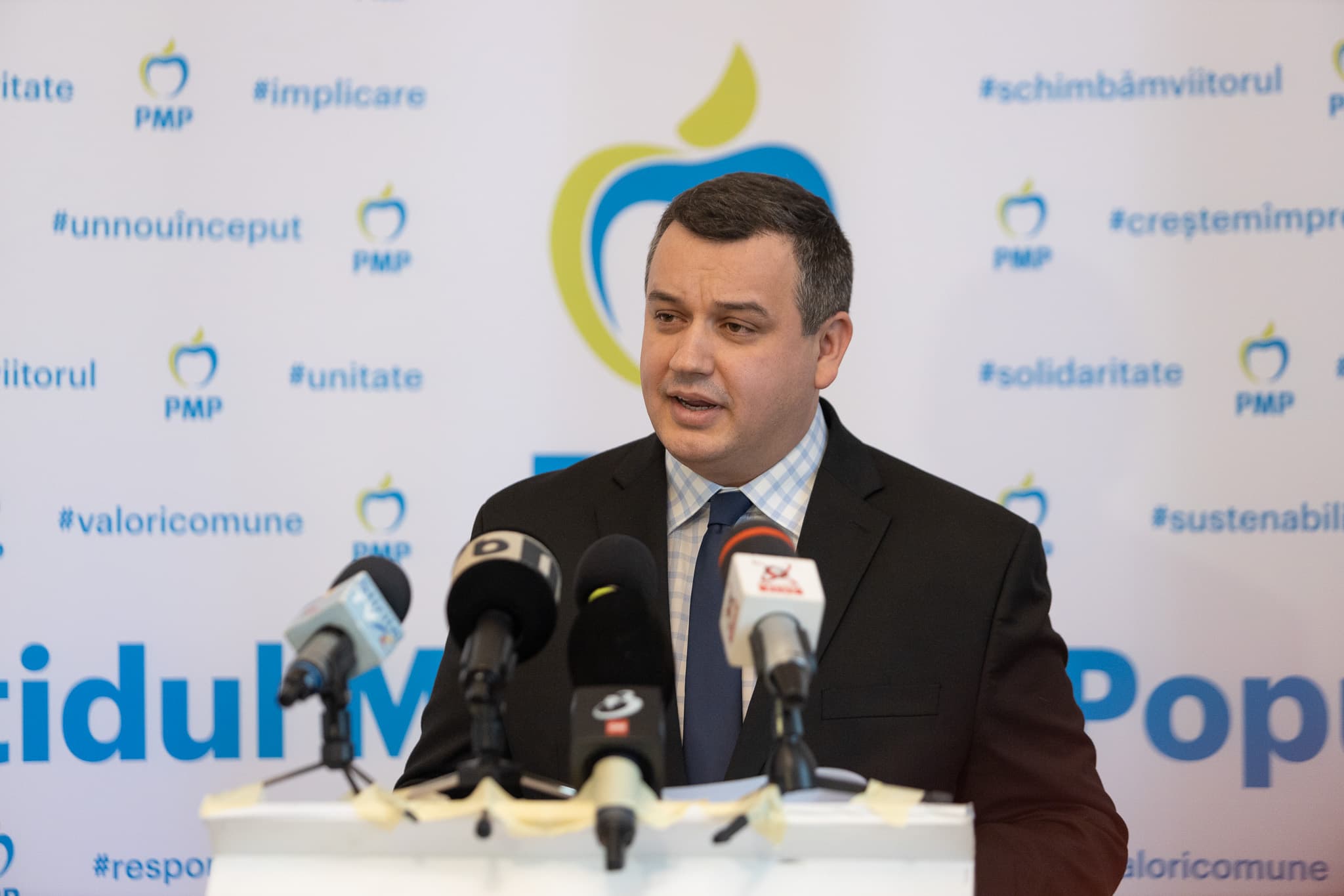 Premierul desemnat Eugen Tomac se întâlnește azi cu Ilie Bolojan, Dominic Fritz și Sorin Grindeanu pentru a găsi o majoritate. PNL și USR au anunțat că nu sprijină un guvern din care face parte PSD