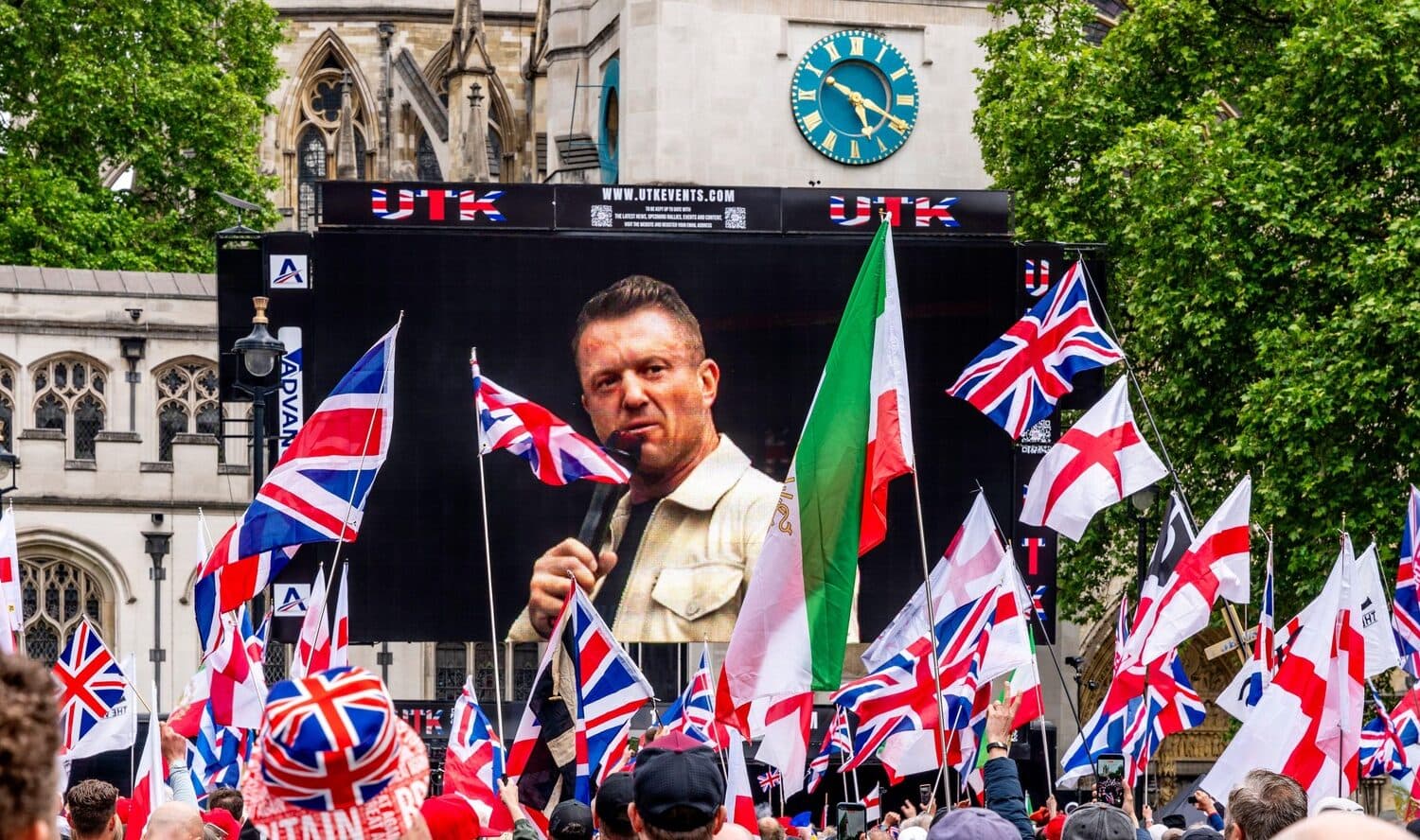 Extremistul britanic de dreapta Tommy Robinson, unul din cei care au incitat la revolte în Belfast, anunțat ca speaker la un eveniment organizat în România de Cezar Victor Năstase, membru al partidului extremist AUR