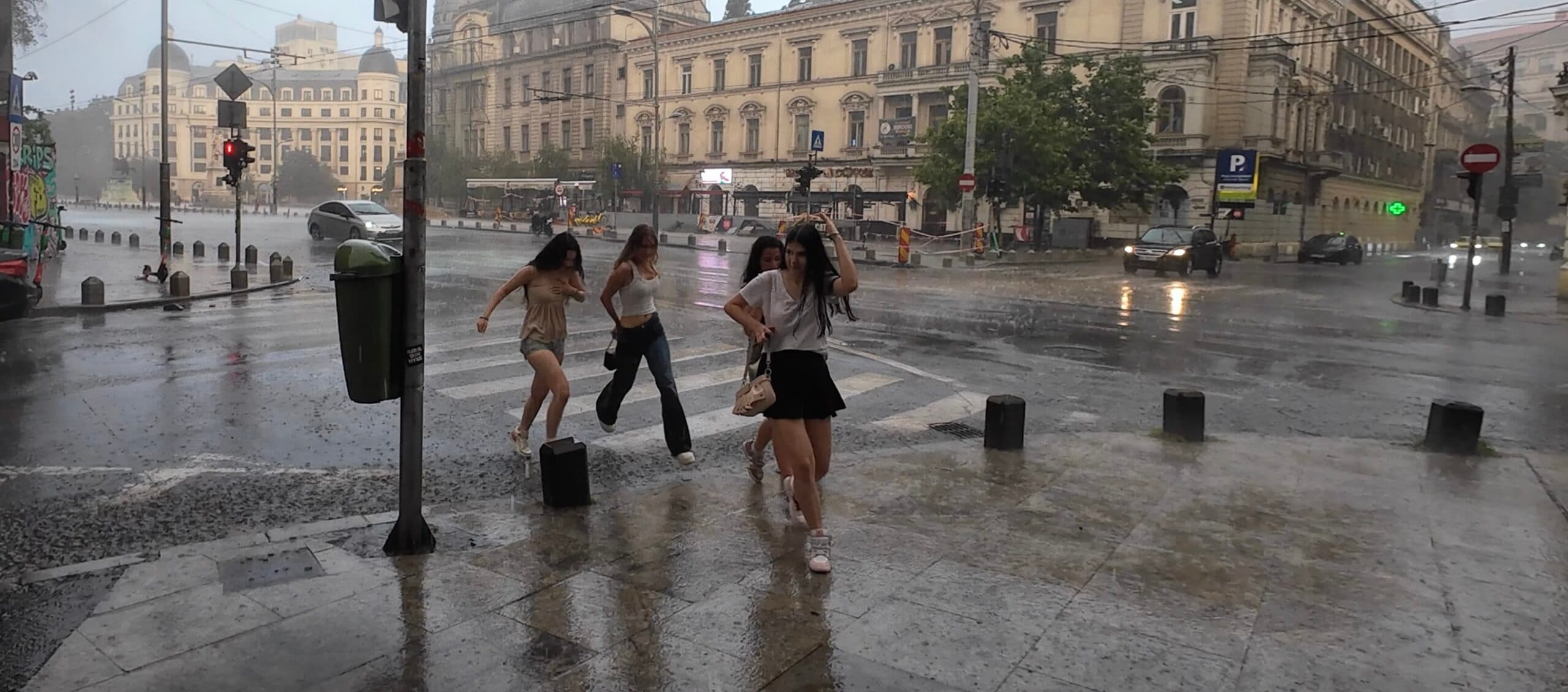 FOTO VIDEO | Haos în București după potop: Stația de metrou Piața Victoriei 2, închisă miercuri dimineață / Pasaje rutiere inundate, mesaje RO-Alert și peste 900 de intervenții ISU în codul portocaliu de vijelii care a măturat Bucureștiul