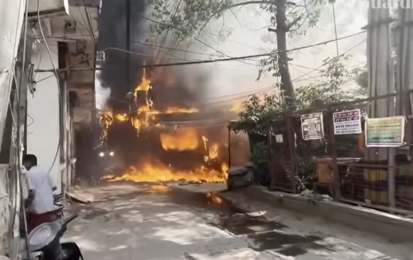 Cel puțin 21 de turiști au murit într-un incendiu izbucnit la un hotel din New Delhi