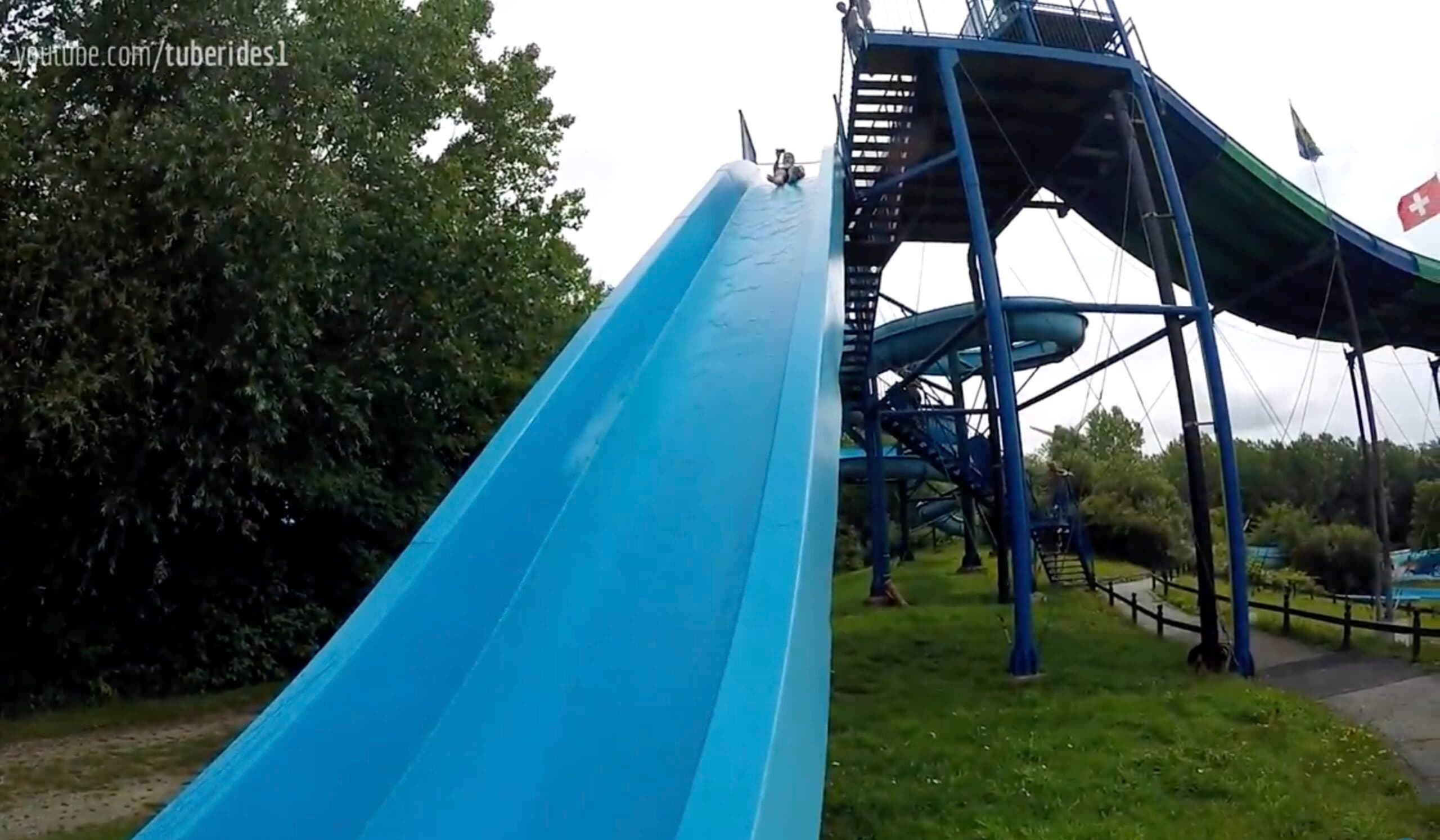 Mai multe persoane rănite după ce un fulger a lovit un copac într-un parc de distracţii din Suedia