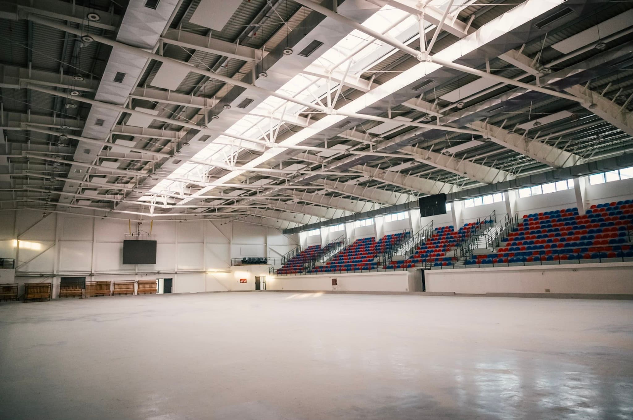 Lucrările la patinoarul artificial acoperit din Târgu Mureș, aproape de finalizare / Ministrul Cseke Attila Cseke: O bază sportivă multifuncțională care va contribui la dezvoltarea sportului și a comunității locale, prin găzduirea unor competiții naționale și internaționale