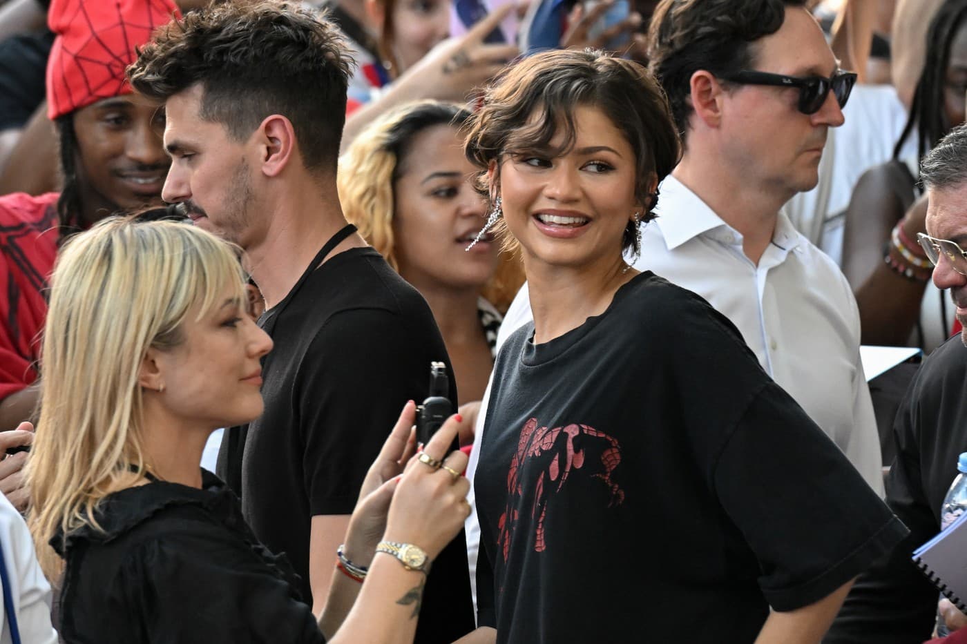 Zendaya a purtat un tricou cu Spider-Man în valoare de 35 de dolari la evenimentul pentru fani „Brand New Day” din Paris: „Stilul nu trebuie neapărat să coste o avere”