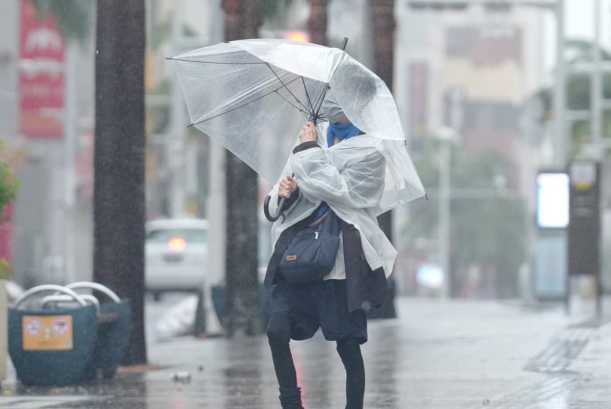Peste două milioane de oameni, evacuați în Japonia din cauza unui taifun. Taiwanul, paralizat de ploile torențiale