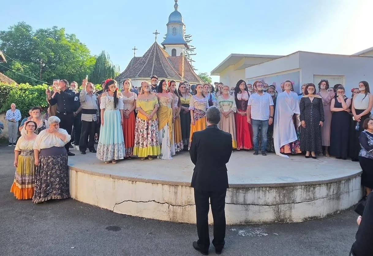 Angajații Operei Brașov ies în stradă / Protest în fața Prefecturii / Dispută legată de salarii și concedieri