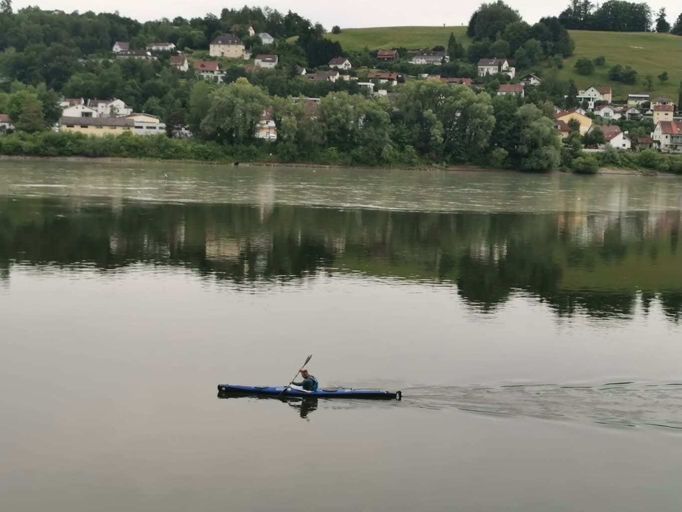 Un român a parcurs singur Dunărea cu caiacul, de la izvoarele din Germania până la Marea Neagră – aproape 2.800 km / ”Am făcut parcursul ca pe un lac stătut” / Cum a fost întâmpinat la Calafat: „Auzi, Veto? Pe ăsta l-a bătut rău în cap soarele”