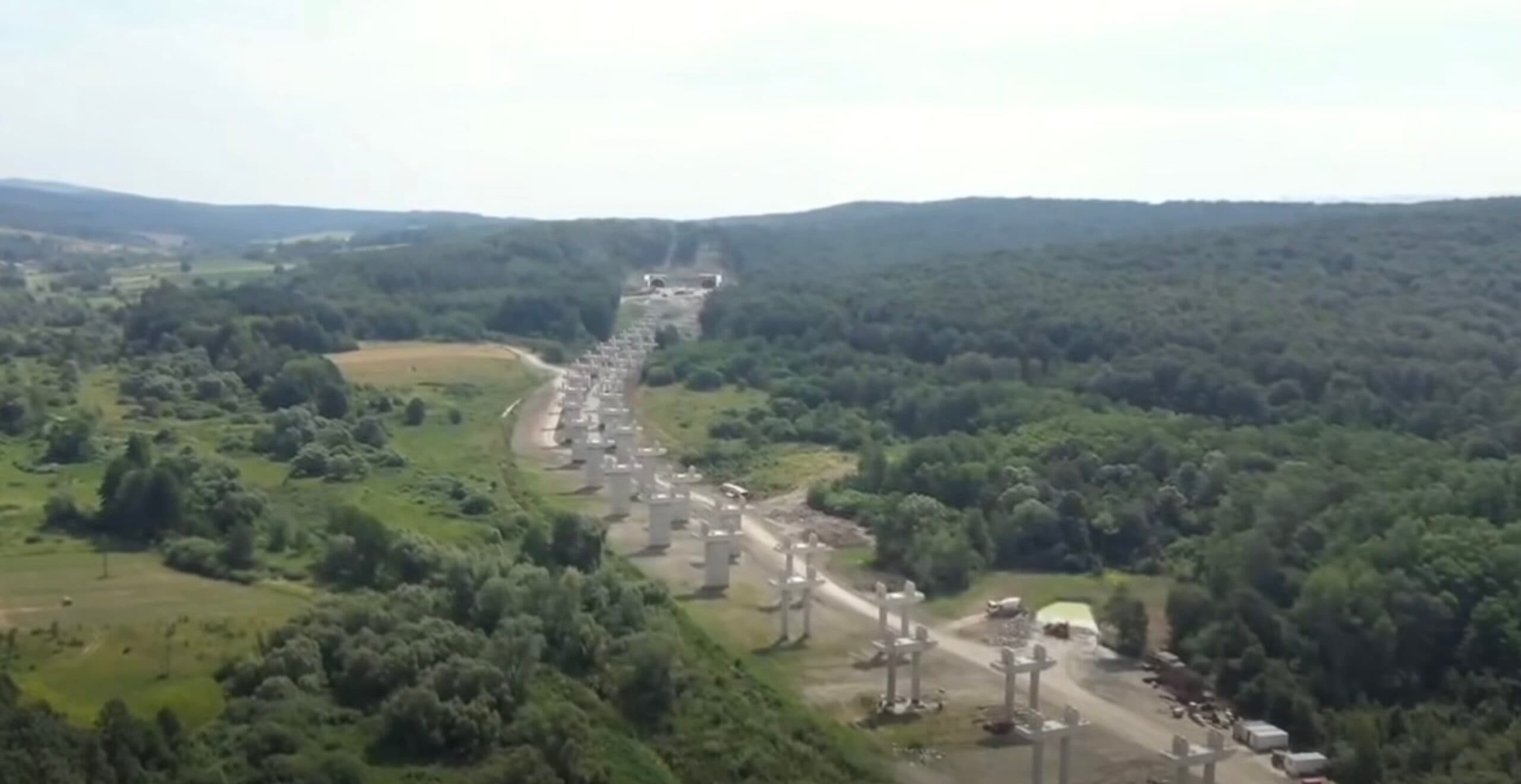 VIDEO Autostrada „verigă lipsă” prinde contur: Secțiunea Margina-Holdea a ajuns la un progres de 68% / Mobilizare masivă pentru finalizarea tunelurilor de pe A1