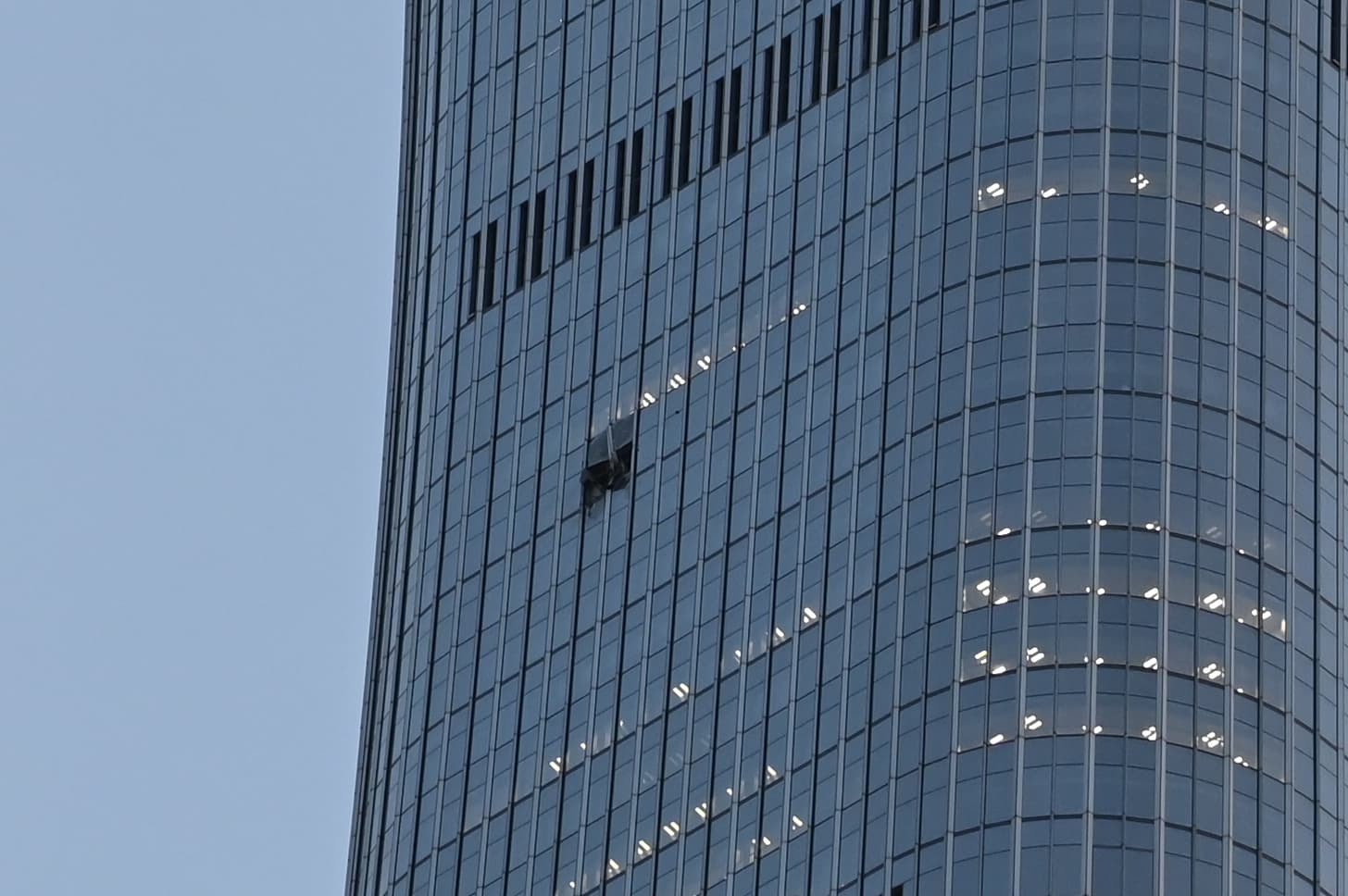China susține că pilotul care s-a prăbușit în cel mai înalt zgârie-nori din Beijing ar fi avut intenții suicidare