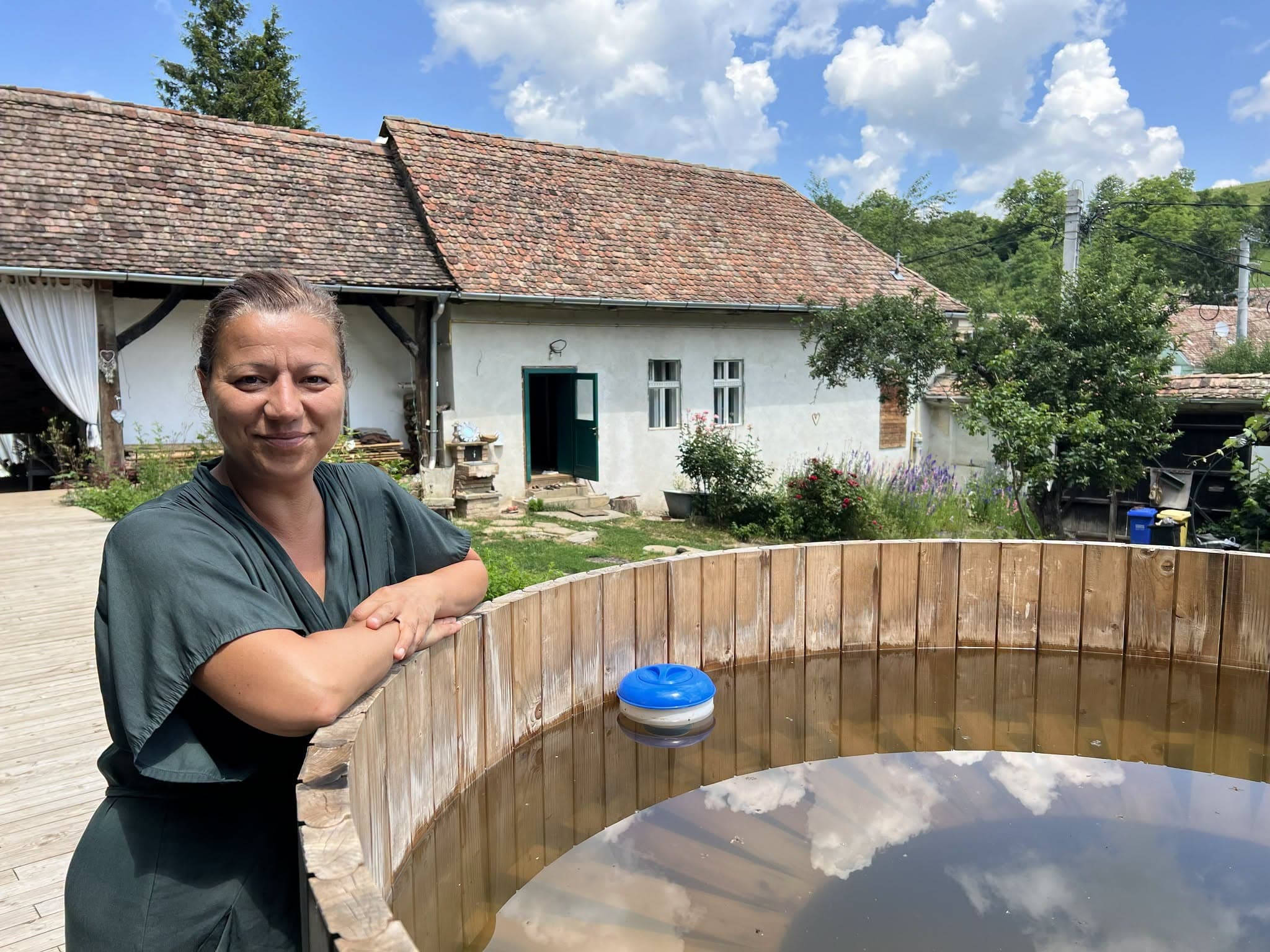 FOTO De la Naomi Campbell și Colin Farrell la liniștea din Richiș / O bucureșteancă a deschis primul SPA sătesc din județul Sibiu
