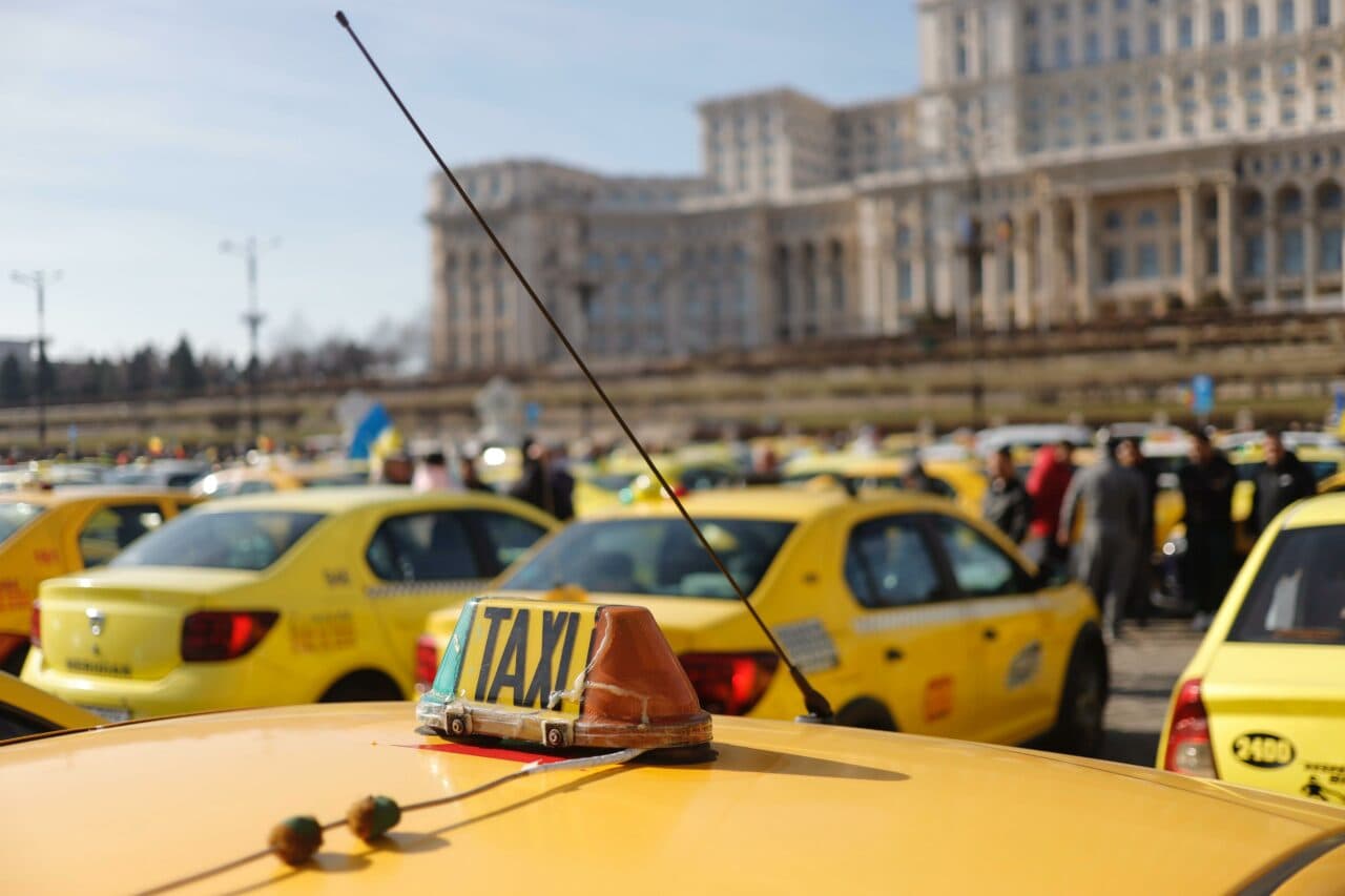 Taxi cartel pe Otopeni. Consiliul Concurenței a amendat COTAR și 18 companii care s-au asociat ca să elimine de pe piață un operator de transport