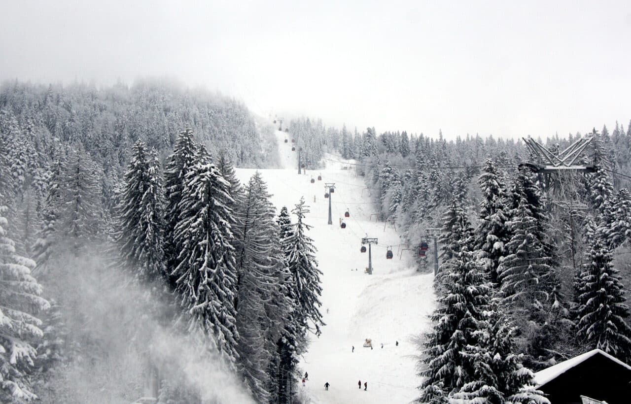 Final de sezon de schi în Poiana Brașov, cu zăpadă din belșug și pârtii excelente