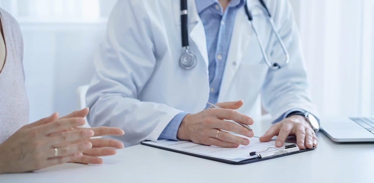 Românii se duc din ce în ce mai rar la doctor. Amână vizitele la medic pentru că nu își permit sau preferă să plătească în rate consultațiile