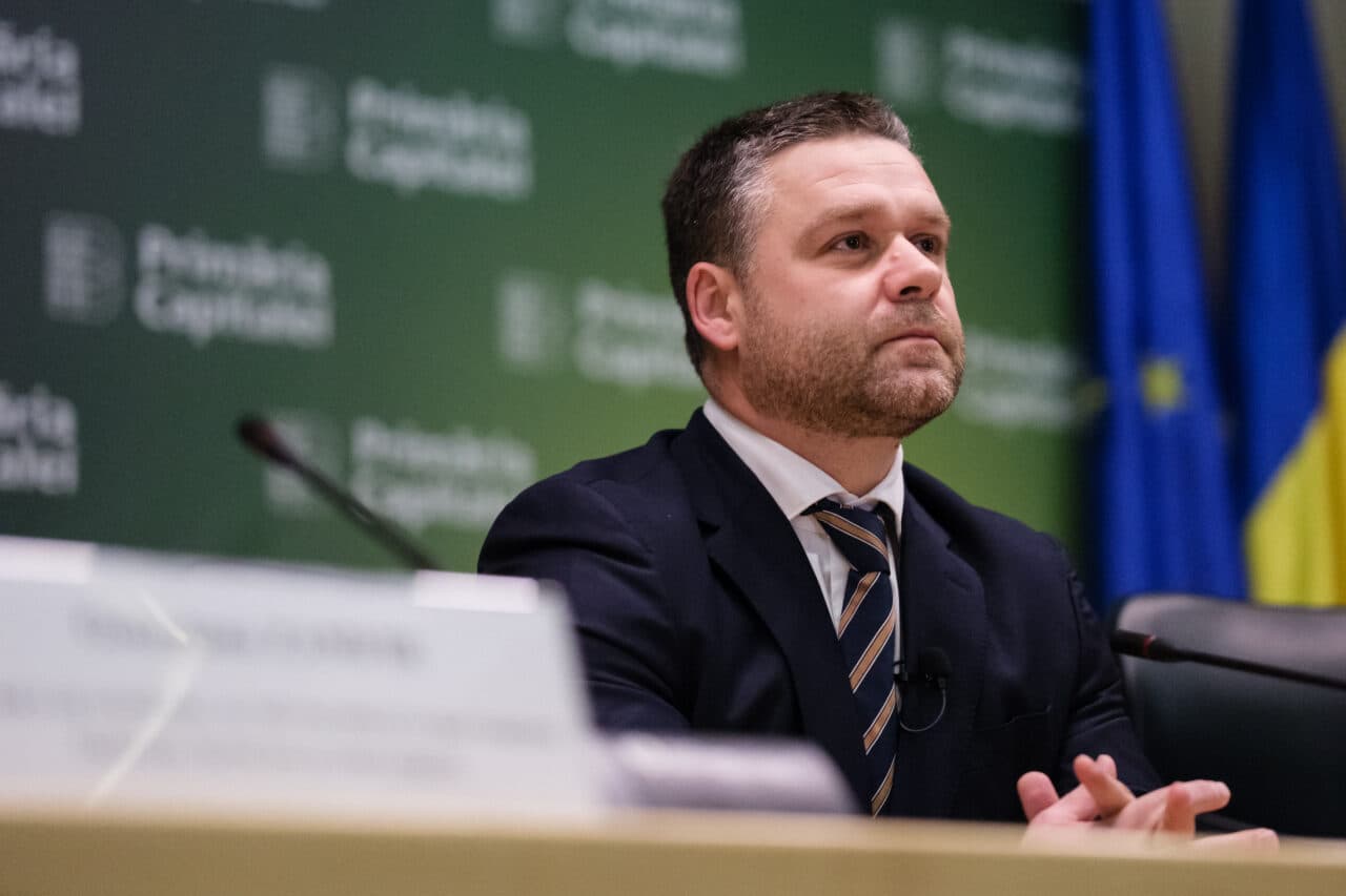 Ciucu acuză Ministerul Culturii că nu-l ajută să curețe clădirile istorice de graffiti. „Dacă dai cu o cârpă pe fațadă, riști dosar penal”