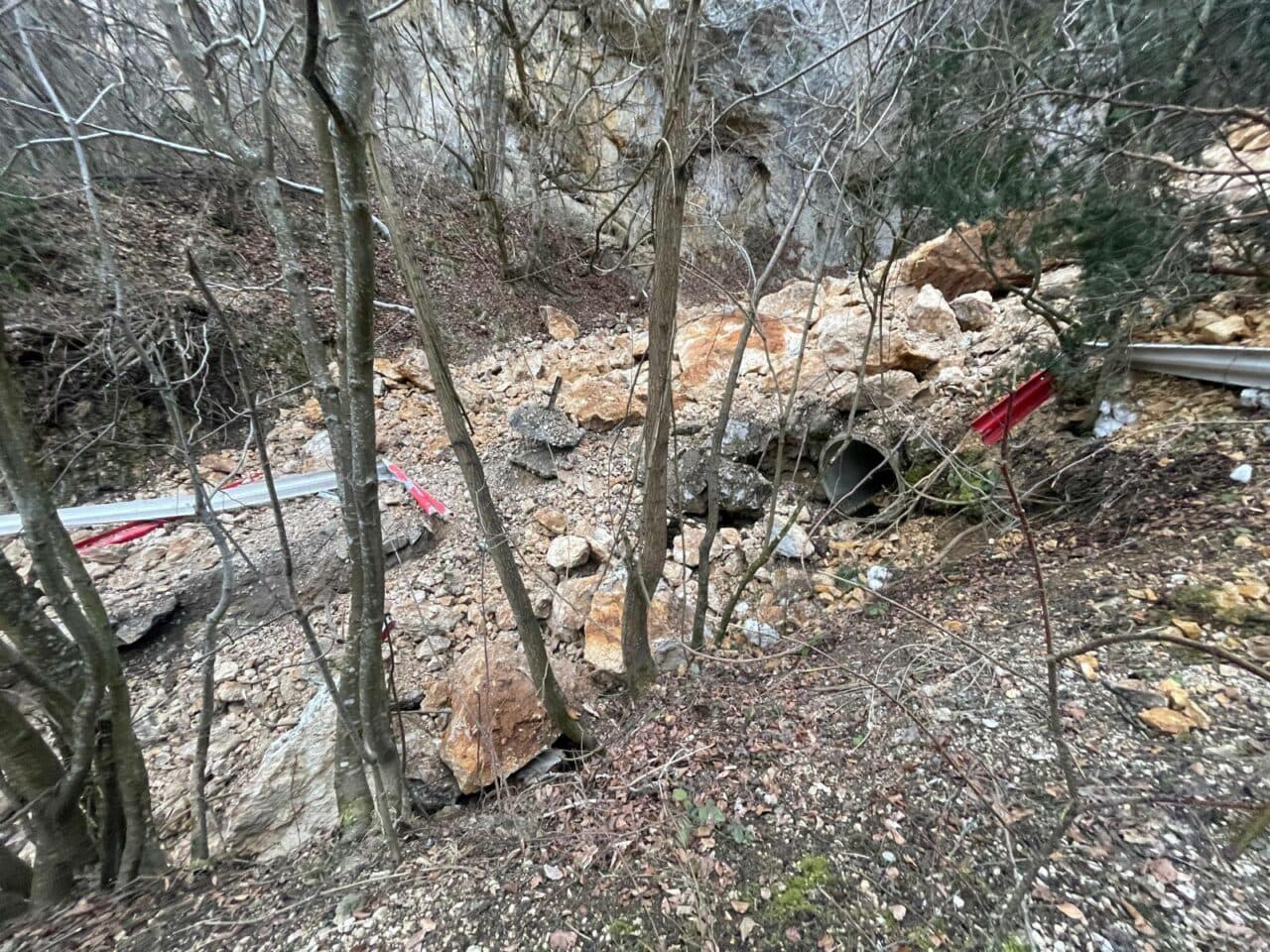 Alunecare de teren în Brașov. Pietrele lui Solomon au luat-o la vale, iar zona a devenit tot mai instabilă