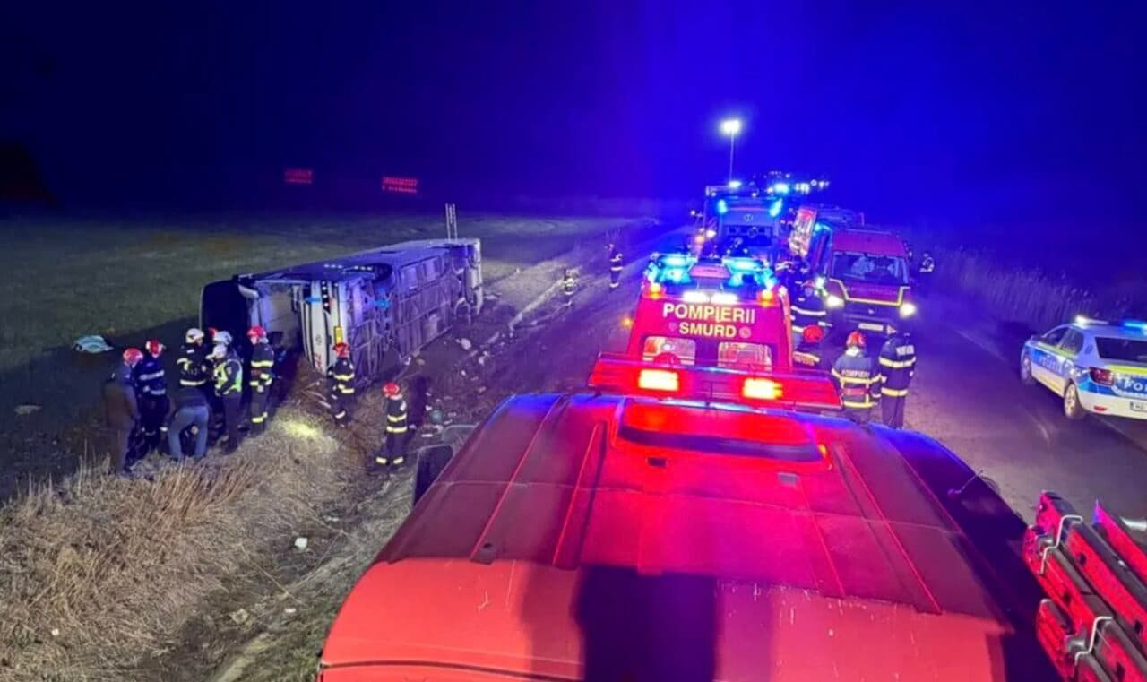Autocar cu 44 de persoane, răsturnat între Galați și Vaslui. Un mort și 14 răniți. Autoritățile au activat Planul Roșu