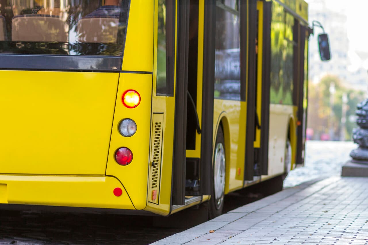 Un adolescent din Germania a furat un autobuz pentru a-și duce iubita la școală