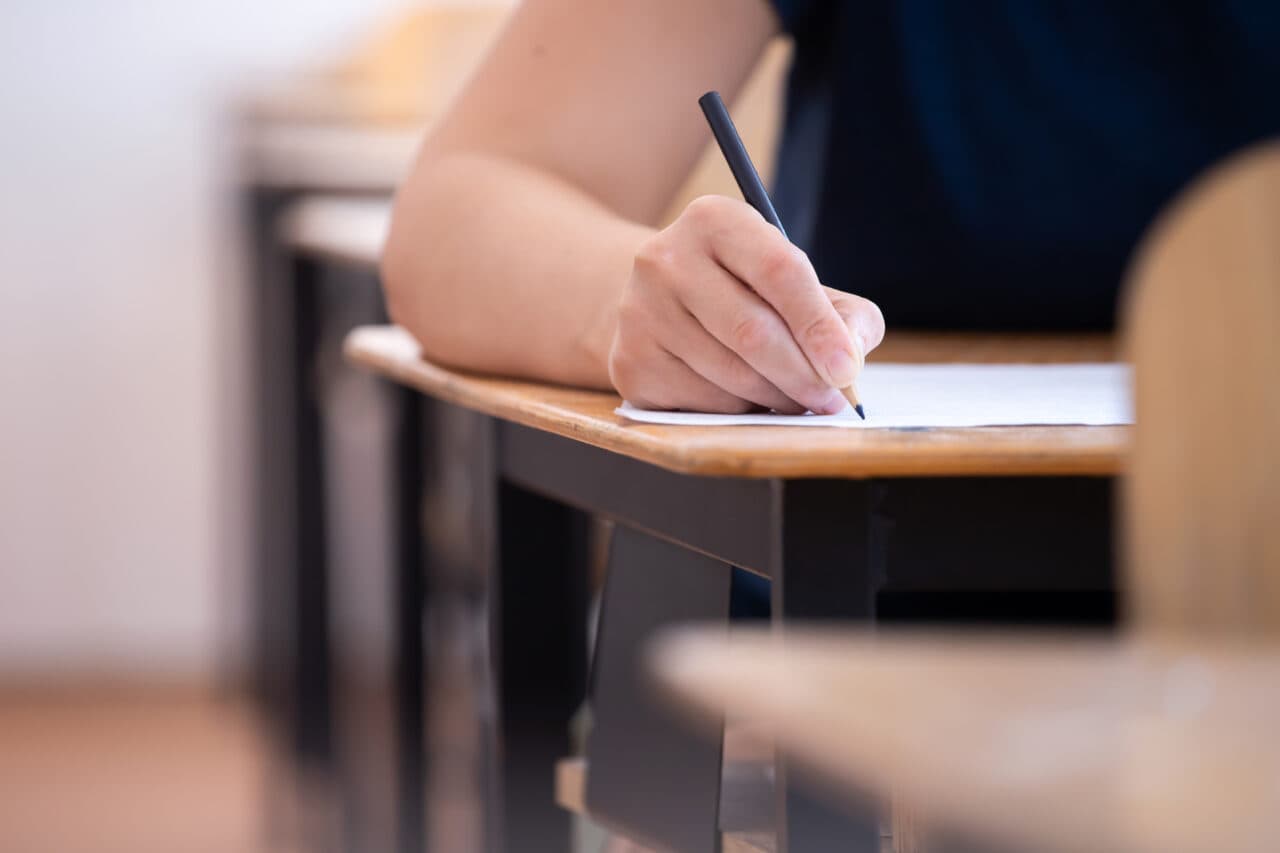 O treime dintre elevii români au picat simularea Evaluării Naționale 2026. Ce probă le-a dat cele mai mari bătăi de cap