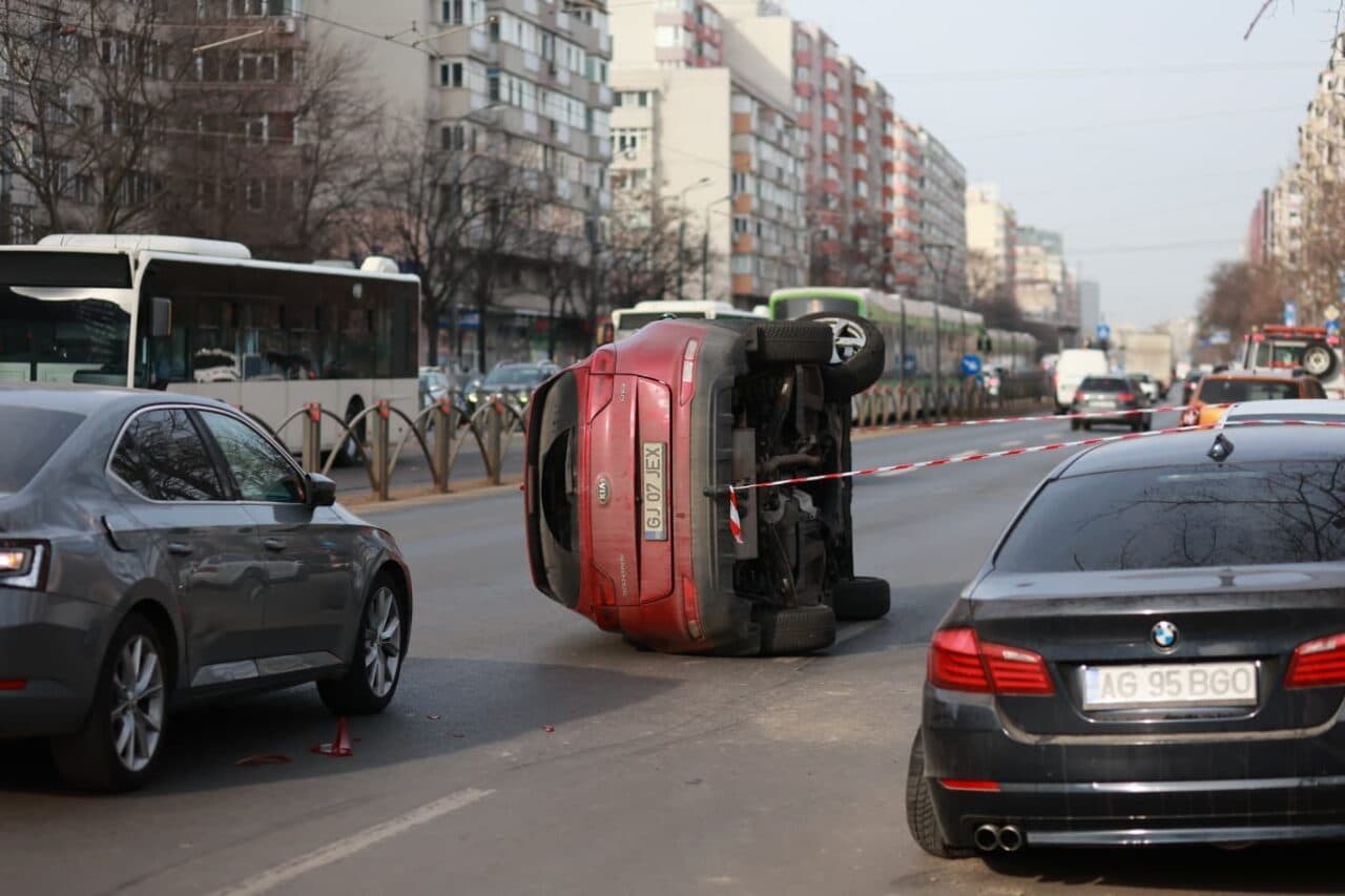 Accident cu șase mașini pe Șoseaua Ștefan cel Mare. Un autoturism s-a răsturnat, iar o femeie a ajuns la spital. Cum s-a întâmplat totul