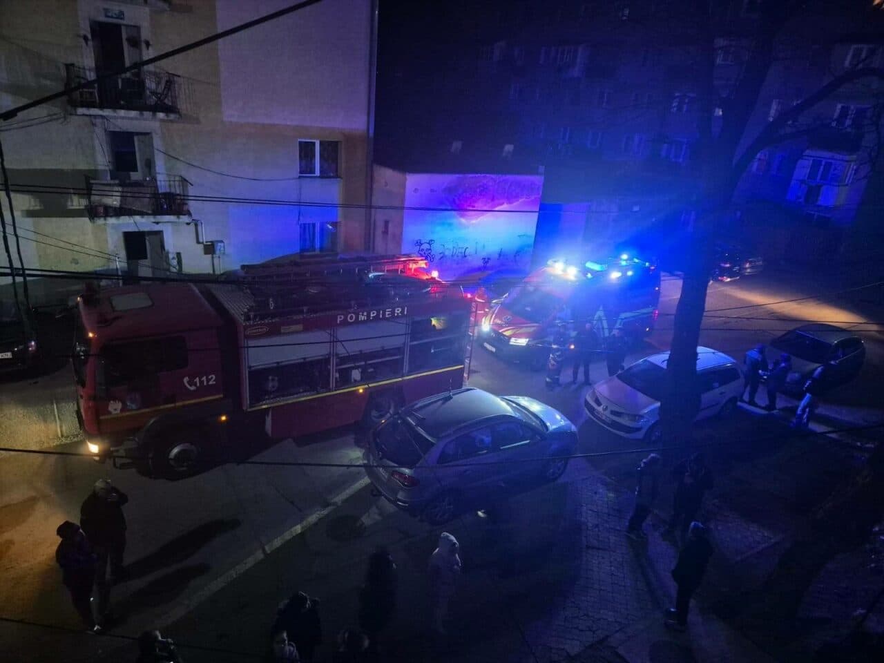 Bloc din Sighetul Marmației, cuprins de flăcări. Au fost evacuate peste 80 de persoane, o femeie și un copil au primit îngrijiri medicale