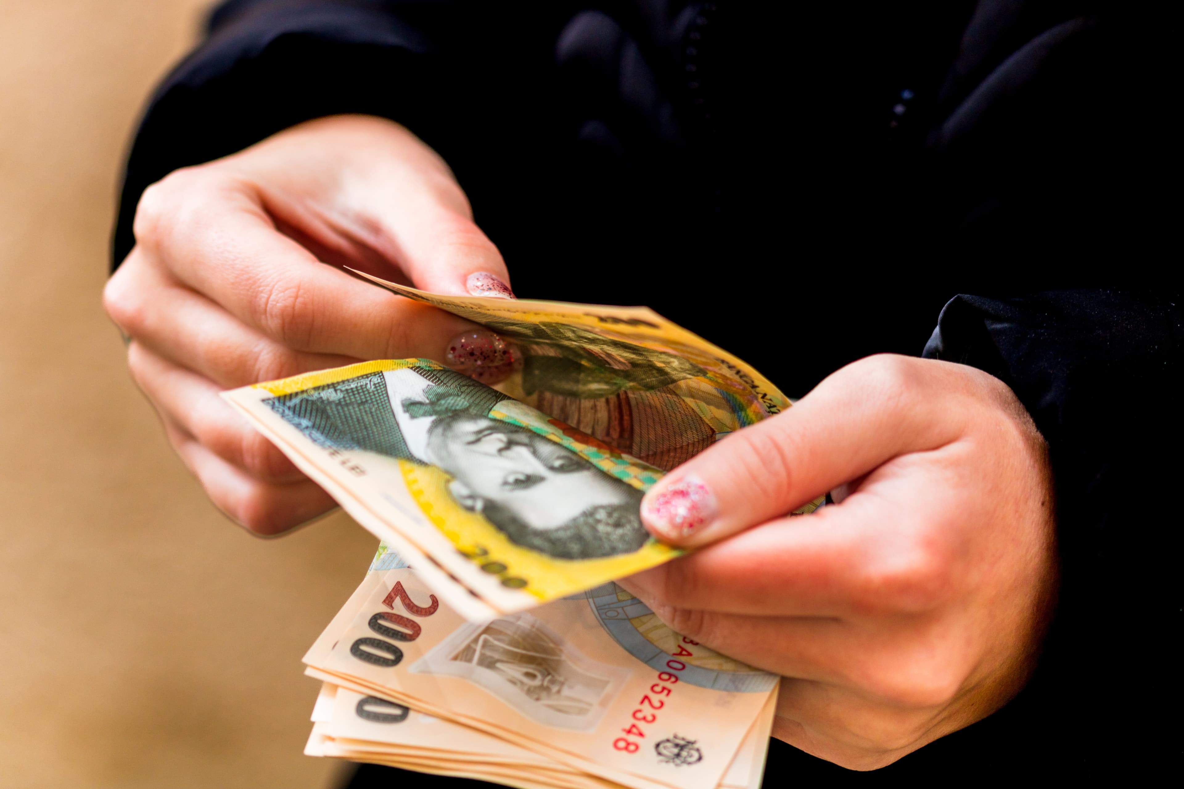 Poștăriță din județul Constanța, condamnată la închisoare cu suspendare după ce a falsificat 24 de mandate de plată și a furat 45.000 de lei