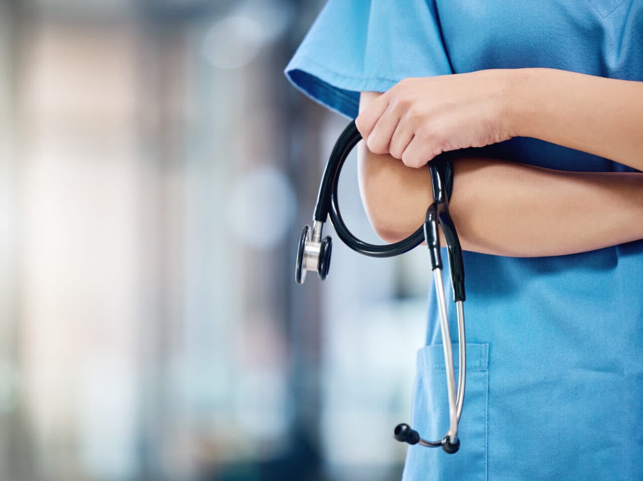 Câți bani câștigă o asistentă medicală în Spania în 2026. Și românii de aici pot câștiga acești bani