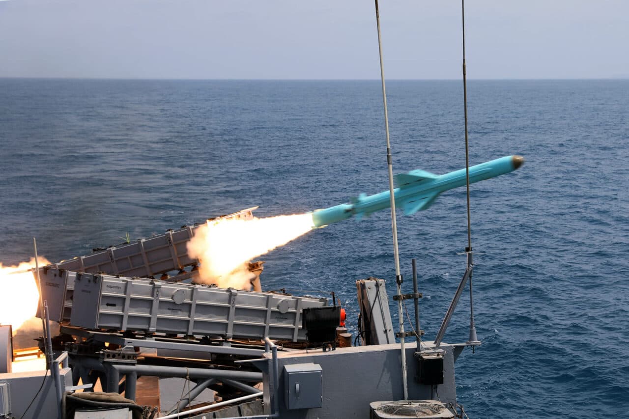 Escaladează războiul din Orient: Iranul a atacat o bază americană și patru nave în Ormuz, după bombardamentele SUA din Bandar Abbas