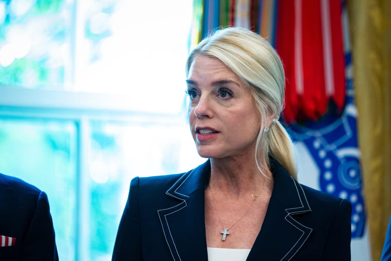 Pam Bondi, fosta șefă a Justiției din SUA, diagnosticată cu cancer tiroidian. JD Vance: „Pam a fost un atu extrem de valoros pentru echipa lui Trump”