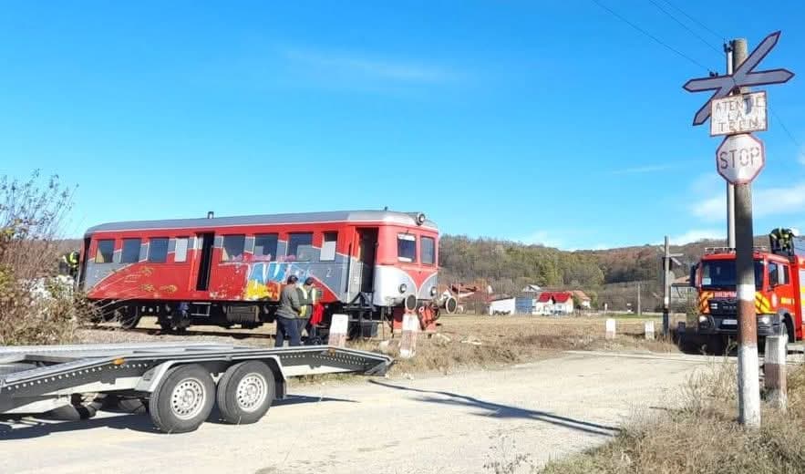 Accident feroviar în Argeș. O mașină a fost acroșată de un vagon de tren