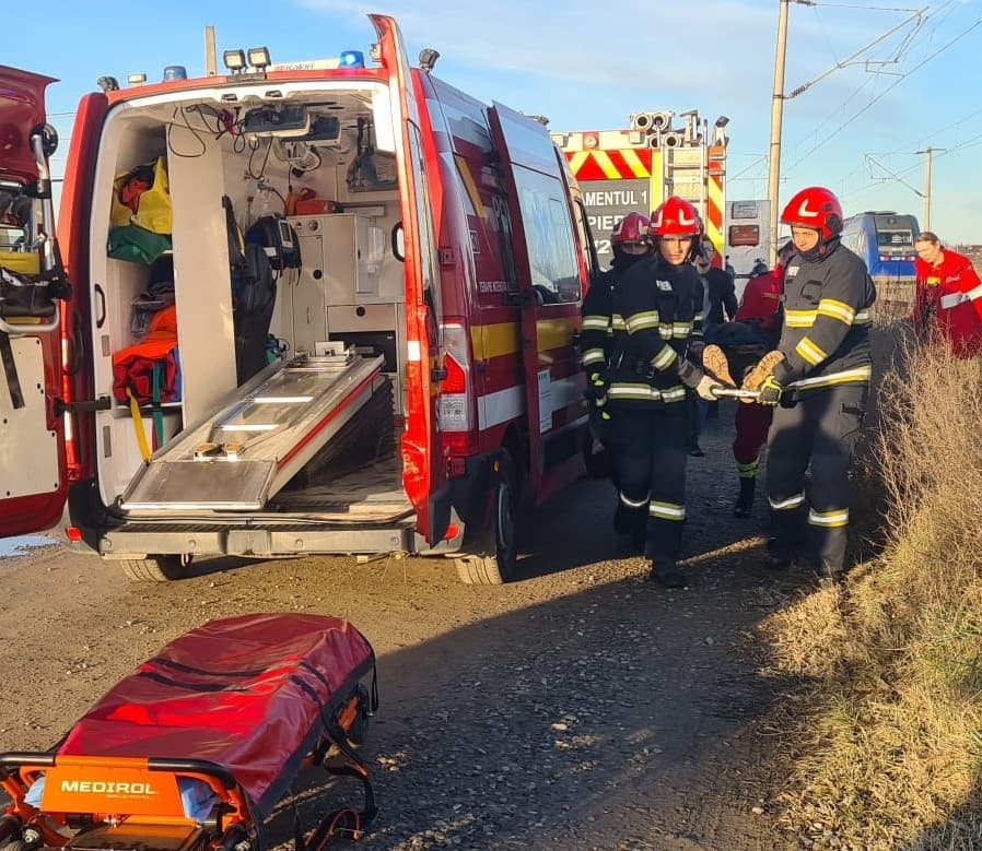 O șoferiță a murit după ce mașina pe care o conducea a fost lovită de un tren de călători, în județul Dâmbovița