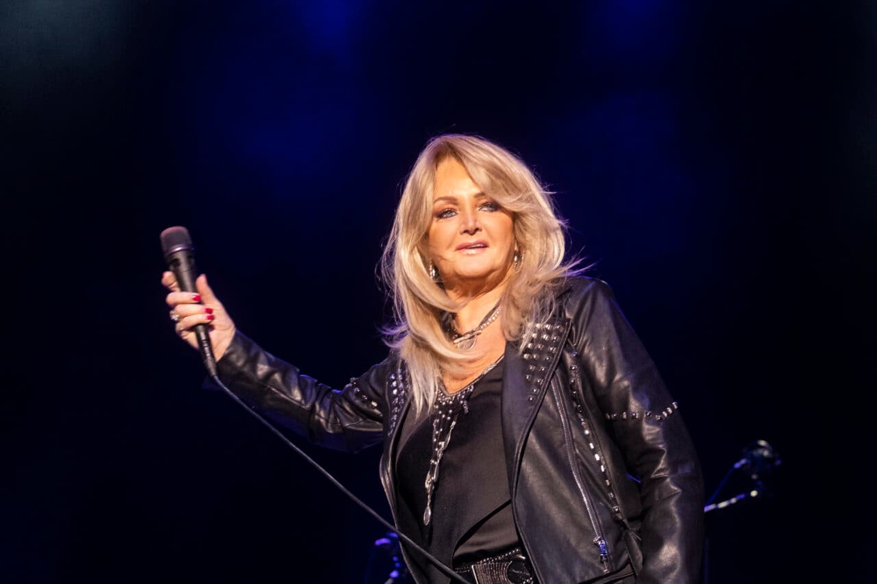 Bonnie Tyler a fost resuscitată după ce a intrat în stop cardiac, în timp ce medicii încercau să o scoată din coma indusă