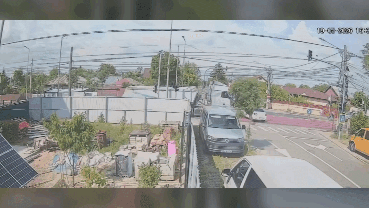Chitila: accident grav după ce un TIR ar fi trecut pe culoarea roșie a semaforului și a izbit un autoturism. Șoferul a ajuns la spital