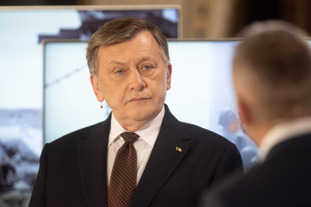 Crin Antonescu crede că Ilie Bolojan putea ajunge în ţară, de la Chişinău, şi fără elicopter Spartan: „În două ore și jumătate, era la Galați”