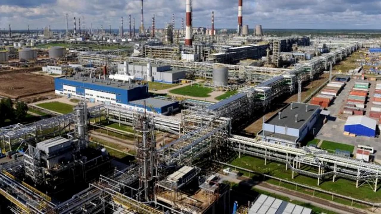 A doua cea mai mare rafinărie din Rusia și-a încetat activitatea după ultimul atac ucrainean cu drone