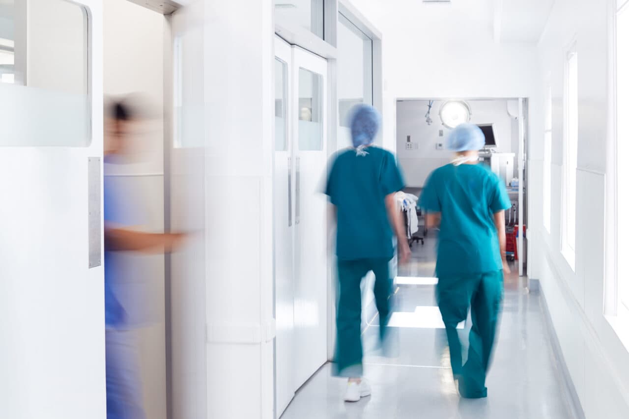 Personalul medical, obligat să se întoarcă la obiceiurile comuniste: pontajul cu cartela electronică