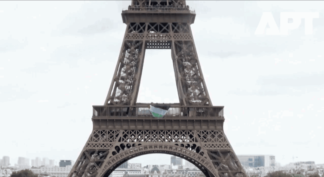 Un drapel palestinian, atârnat pe Turnul Eiffel de către activiști pro-Palestina