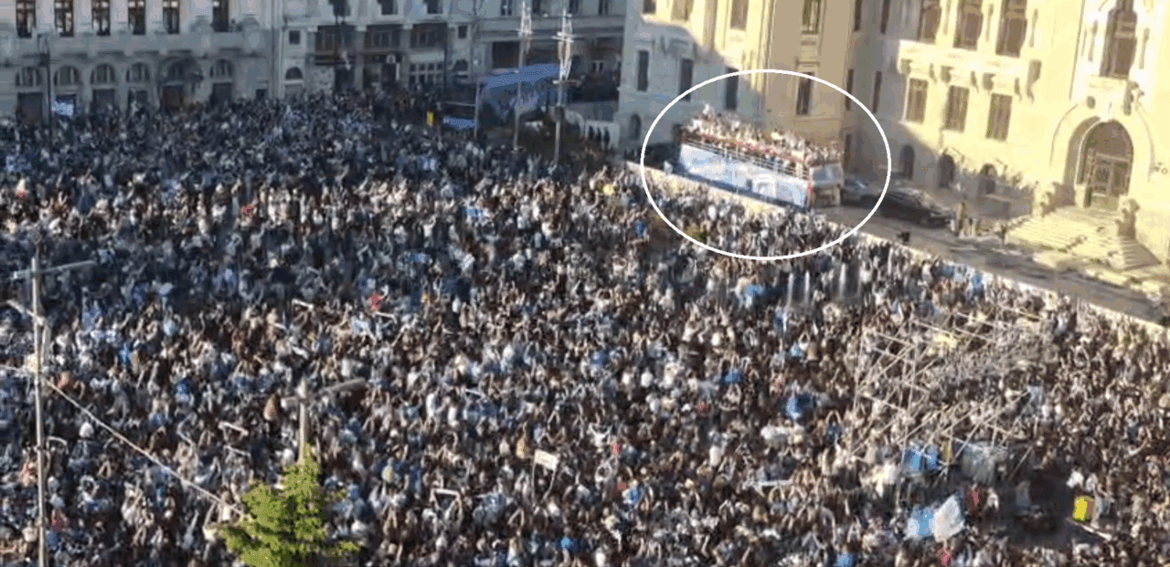 Universitatea Craiova și-a prezentat trofeele în fața suporterilor. Jucătorii au ajuns în centrul orașului cu un autocar descoperit