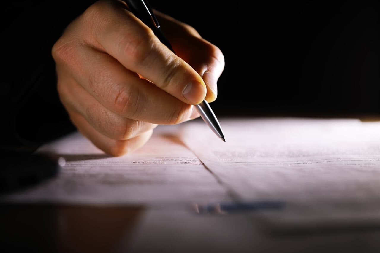 Felul în care scriem poate ascunde semne timpurii de declin cognitiv, arată un nou studiu
