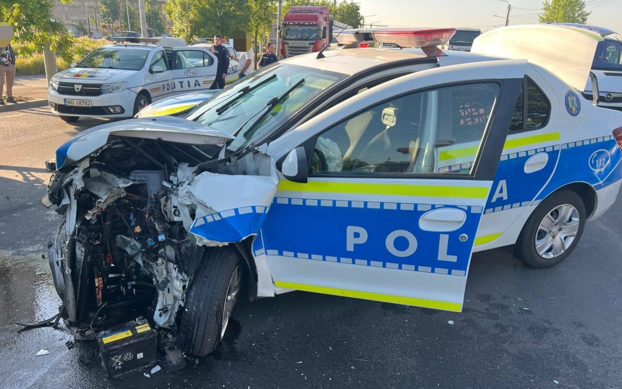 Urmărire pe străzile din Craiova: un polițist a fost rănit, după ce un șofer a izbit autospeciala de poliție