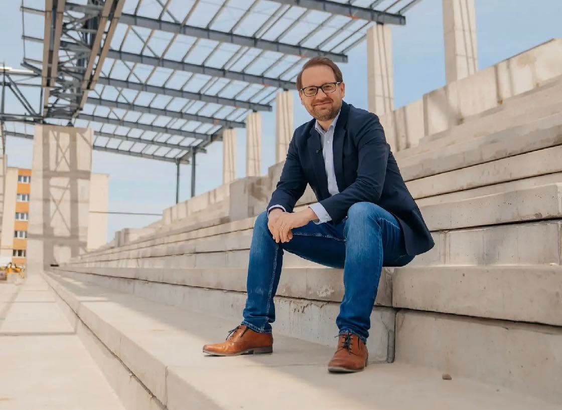 Fritz vs. Simonis, dispută politico-vestimentară: „Poate, totuși, are dreptate domnul Simonis, oamenii pot să deosebească politicienii după pantofi”